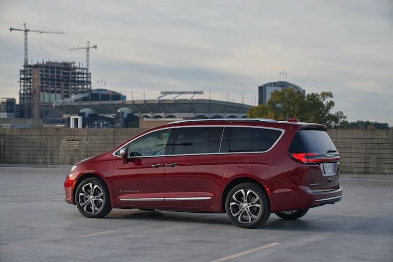 Chrysler Pacifica Pinnacle 2022 con tracción en las cuatro ruedas, se muestra en la opción de color exterior Velvet Red.