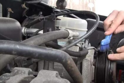 Cómo arreglar una correa chirriante en tu coche