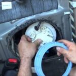 Cómo diagnosticar y reemplazar una bomba de combustible