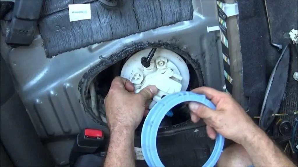 Cómo diagnosticar y reemplazar una bomba de combustible