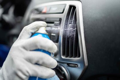Cómo eliminar los olores del aire acondicionado en su automóvil