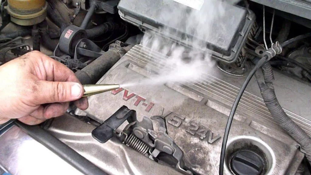 Cómo encontrar fugas de vacío en el coche con un cigarro