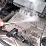 Cómo encontrar fugas de vacío en el coche con un cigarro
