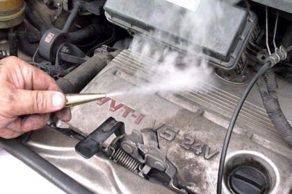 Cómo encontrar fugas de vacío en el coche con un cigarro