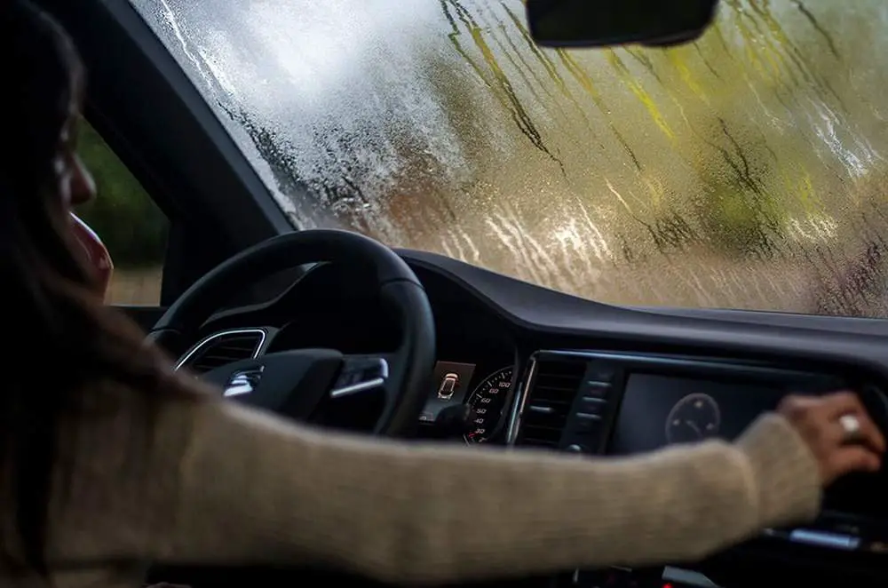 Cómo evitar que las ventanas del automóvil se empañen