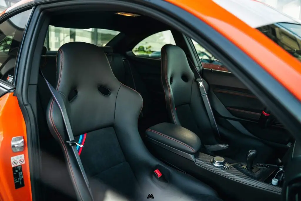 Cómo instalar asientos de carreras en su automóvil