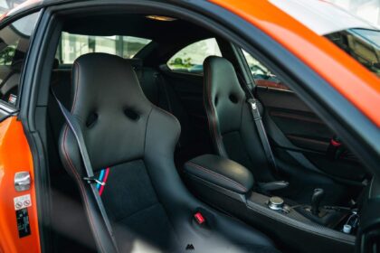 Cómo instalar asientos de carreras en su automóvil