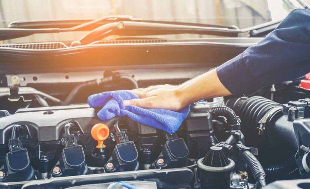 Cómo LIMPIAR el compartimiento del motor del coche