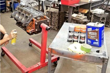 Cómo pintar con aerosol las tapas de las válvulas y las piezas del motor