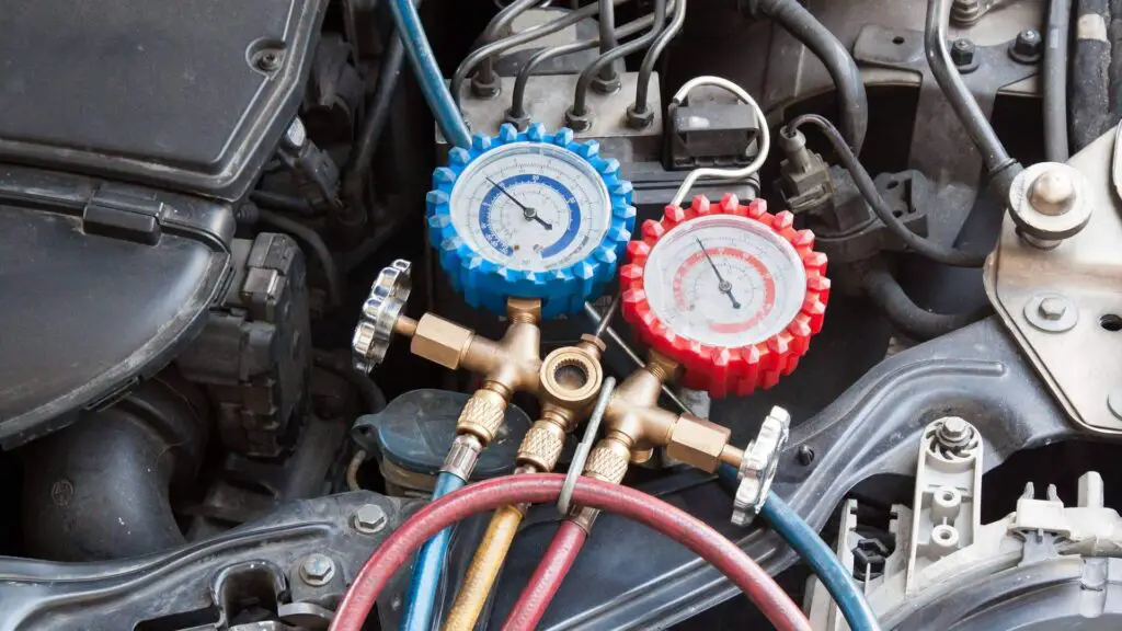Cómo recargar el sistema de aire acondicionado de su automóvil (rápido y fácil)