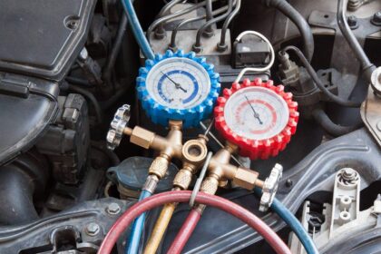Cómo recargar el sistema de aire acondicionado de su automóvil (rápido y fácil)