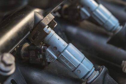 Cómo reemplazar los inyectores de combustible en su automóvil