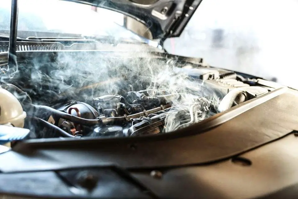 Cómo arreglar el sobrecalentamiento del motor de un automóvil