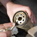 Cómo reparar una fuga de sello de aceite en su automóvil