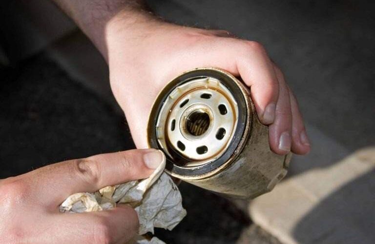 Cómo reparar una fuga de sello de aceite en su automóvil
