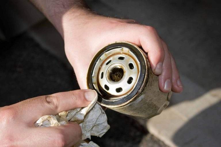 Cómo reparar una fuga de sello de aceite en su automóvil