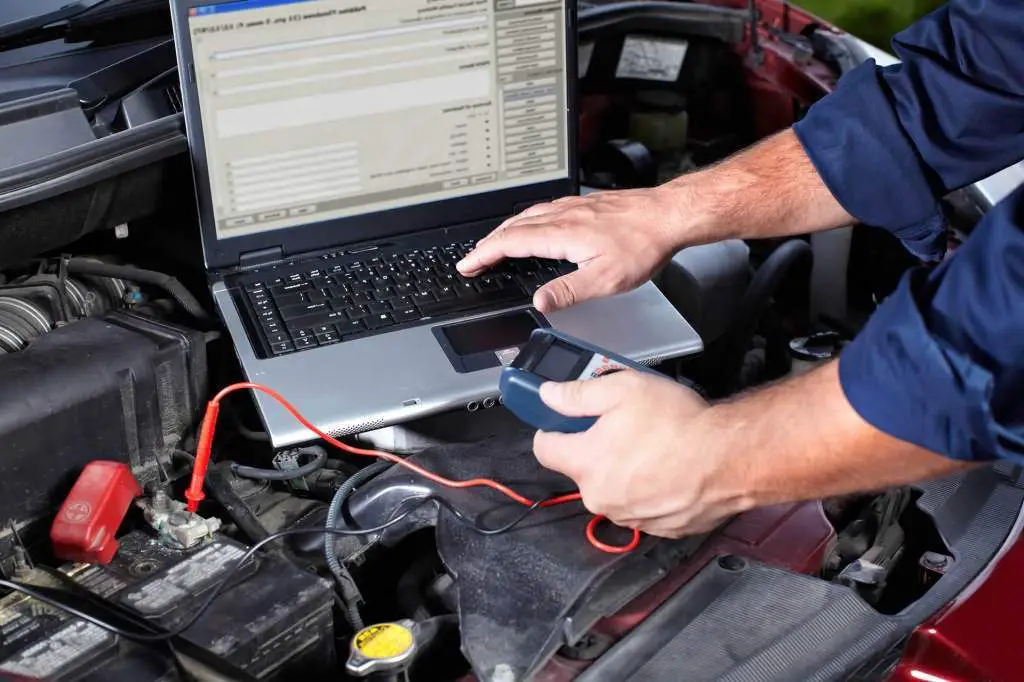 Cómo reprogramar el ordenador de su automóvil