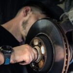 Cómo comprobar un rodamiento de rueda