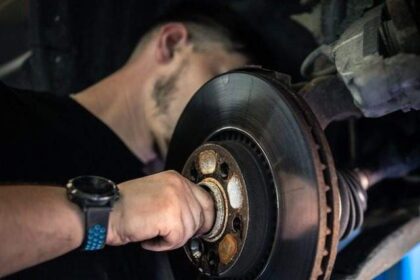 Cómo comprobar un rodamiento de rueda