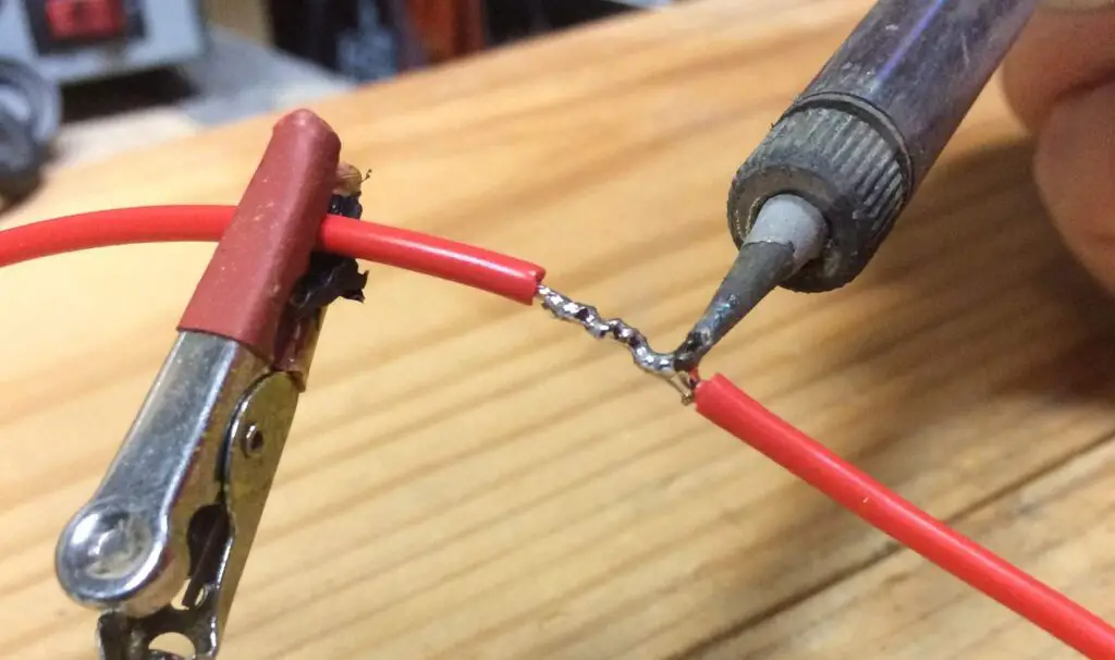 Cómo soldar cables automotrices