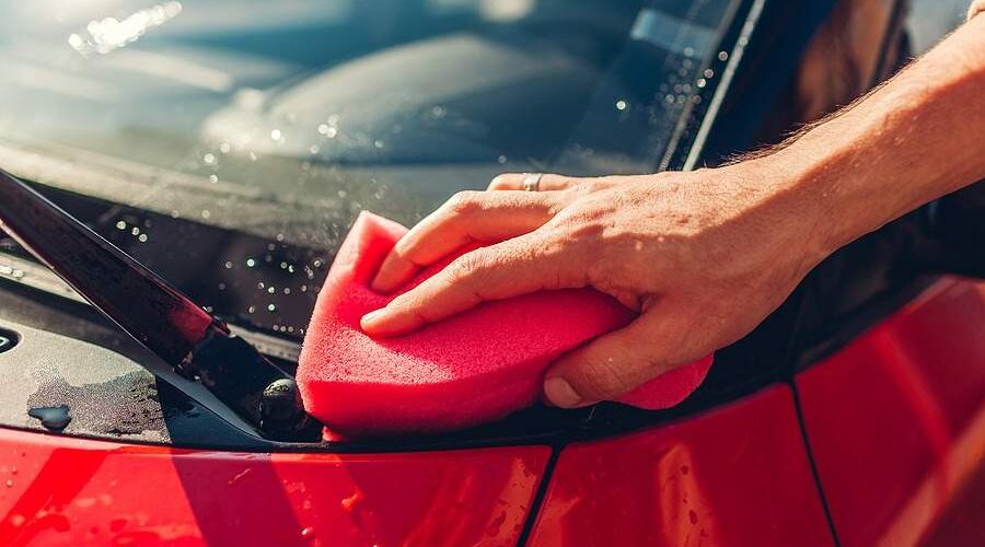 Cómo limpiar el parabrisas del coche