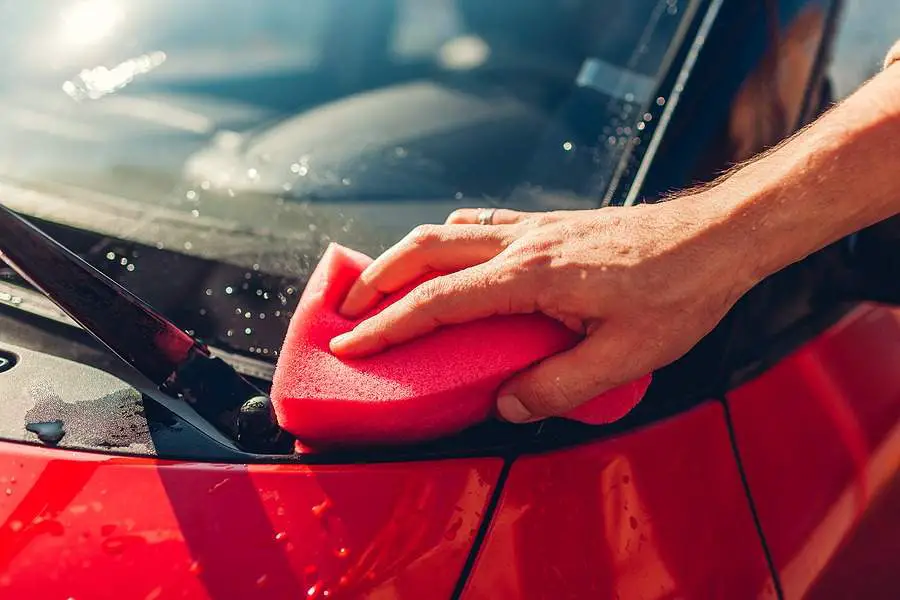 Cómo limpiar el parabrisas del coche
