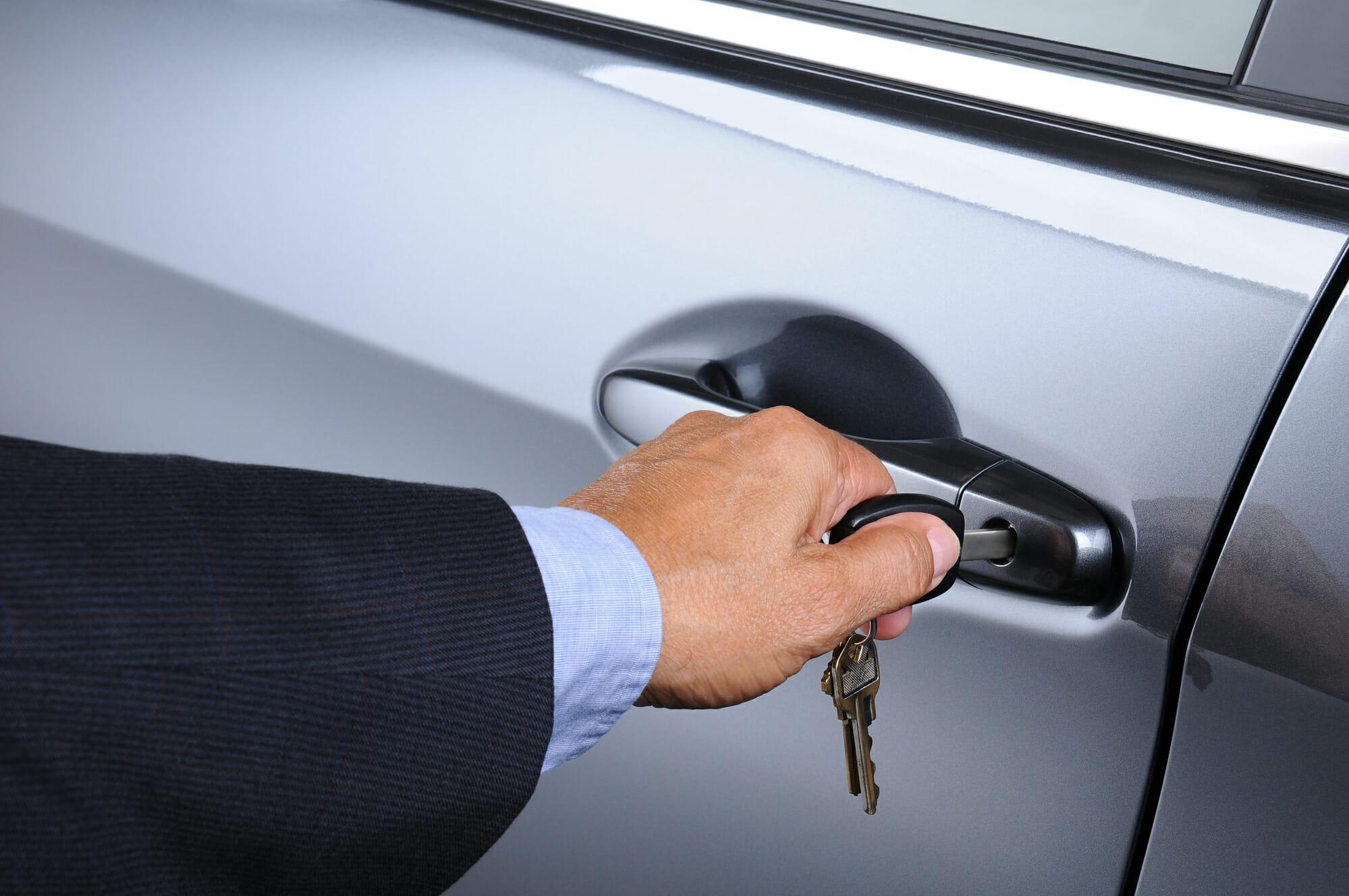 Conductor Abriendo La Puerta De Un Coche Con Una Llave