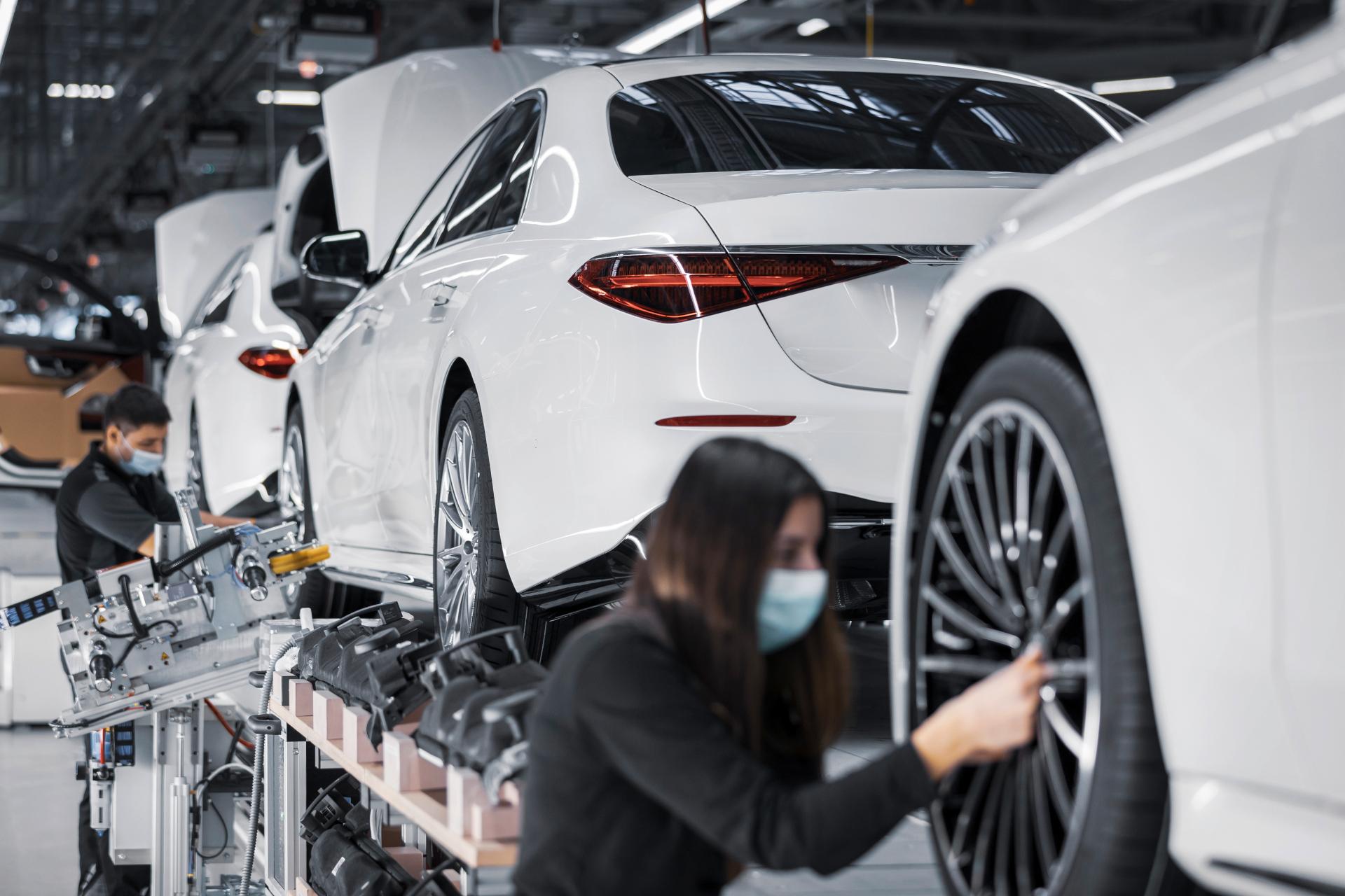 Debido a la escasez de chips, Daimler ha suspendido la producción en dos fábricas alemanas