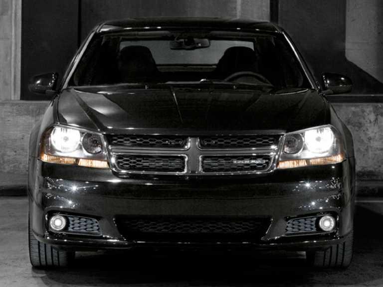 Dodge Avenger 2014 negro desde la parte delantera