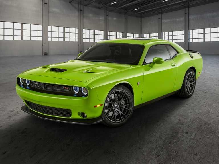 Dodge Challenger 2021 verde desde el lado del conductor delantero