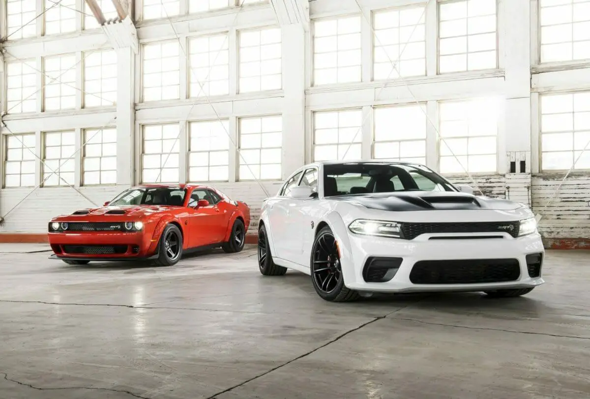 Dodge Challenger SRT Super Stock 2020 y Dodge Charger SRT Hellcat 2021 - Foto de Stellantis