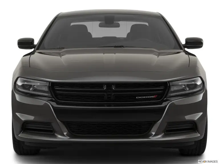 Dodge Charger 2020 negro desde la parte delantera