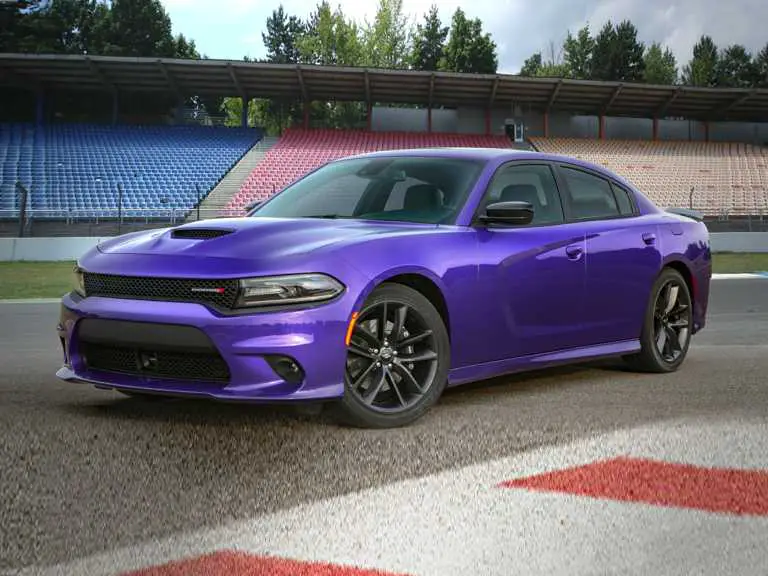 Dodge Charger 2020 morado desde el lado del conductor delantero