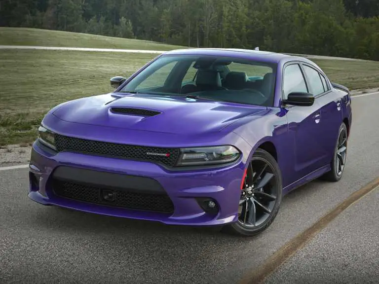 Dodge Charger 2021 morado desde la parte delantera