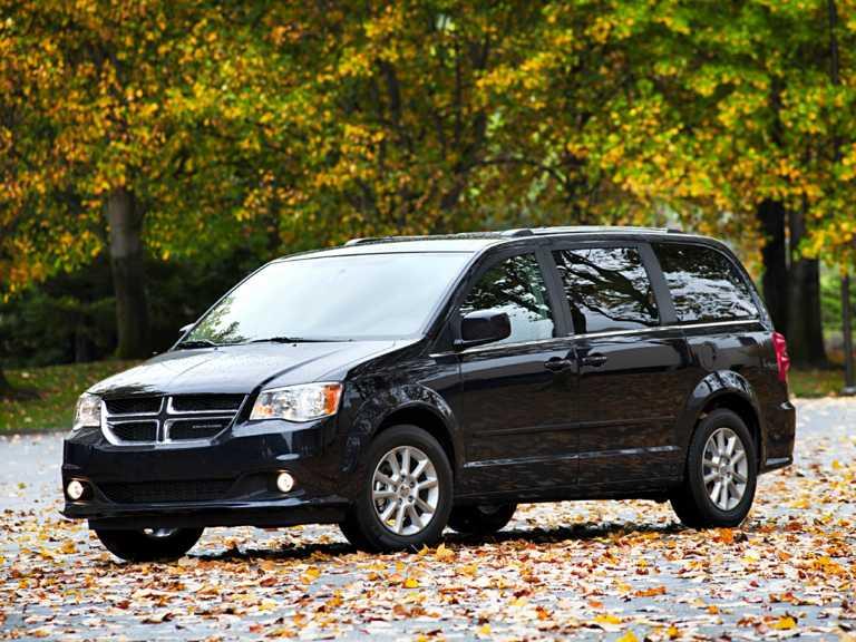 Dodge Grand Caravan 2017 negro desde el lado del conductor delantero Dodge Grand Caravan 2017 negro desde el lado del conductor delantero