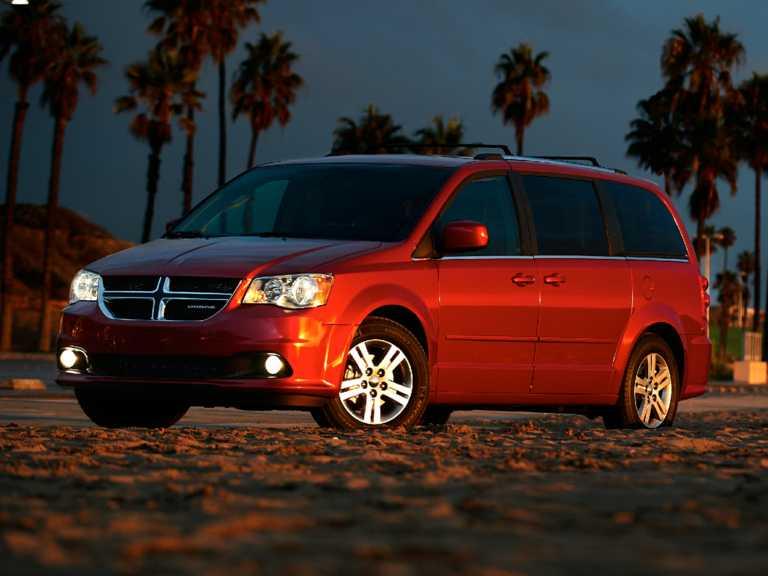 Dodge Grand Caravan 2020 rojo en la playa