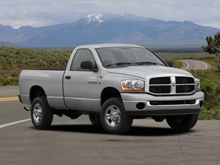 Dodge Ram 2008 plateada 2500 desde el lado del pasajero delantero