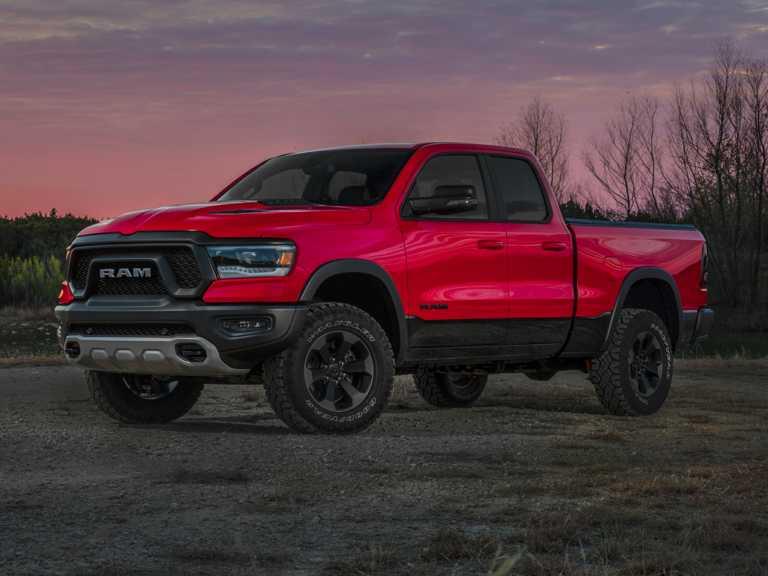 Dodge Ram 2021 roja desde el lado del conductor delantero
