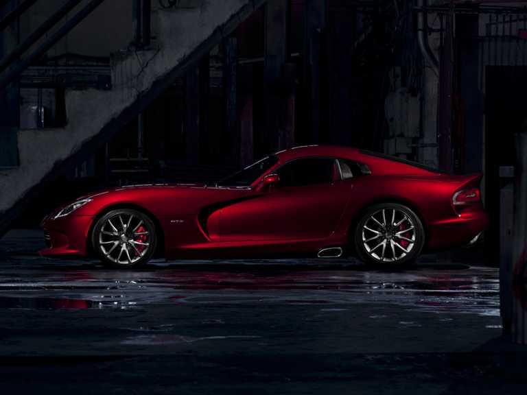 Dodge Viper 2017 rojo desde el lado del conductor