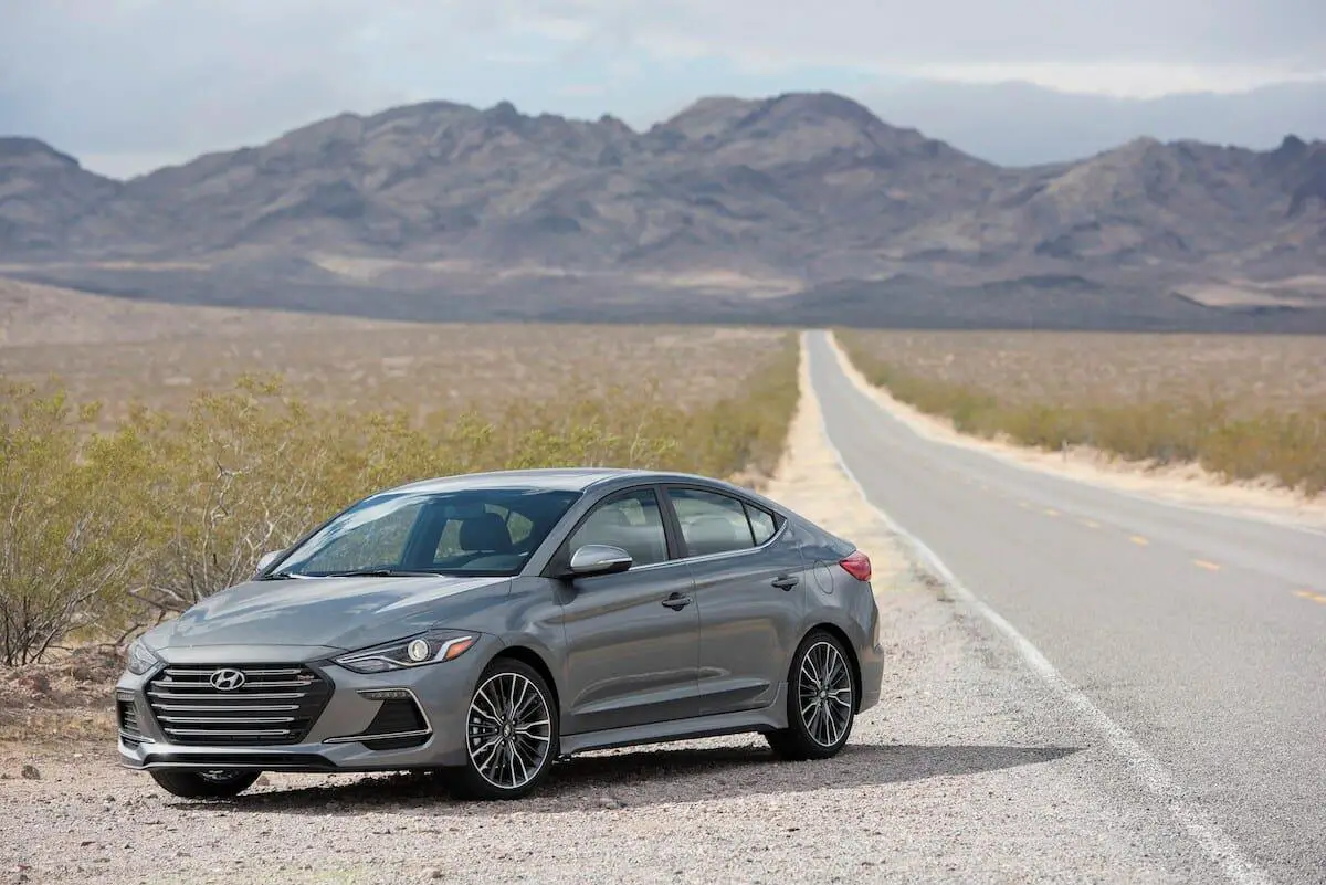 Elantra Sport 2017 - Foto por Hyundai