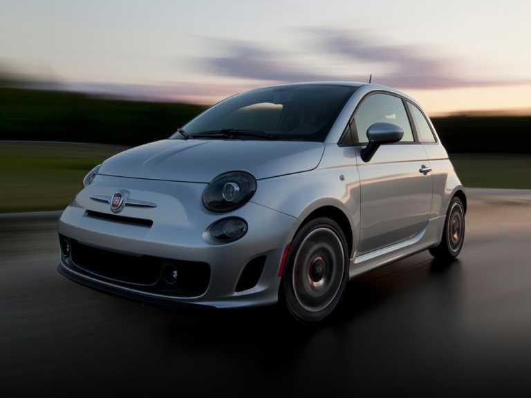 Fiat 2019 en movimiento plateado 500