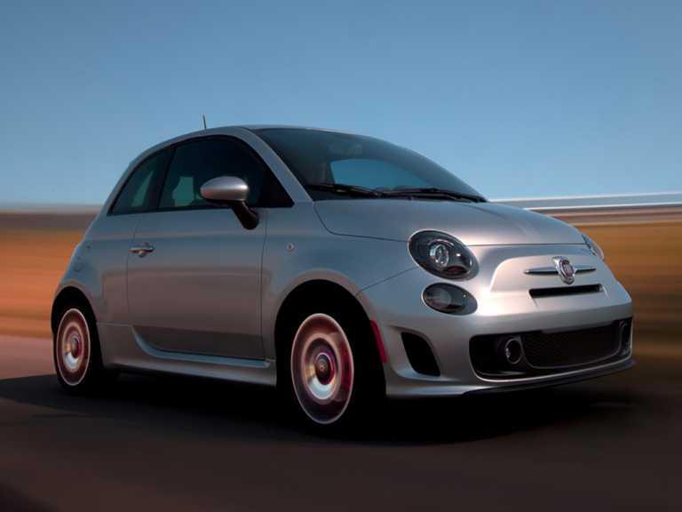 Fiat 2019 en movimiento plateado 500