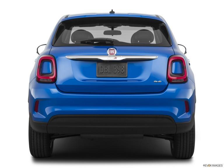 Fiat 2020 500 azul desde la parte trasera