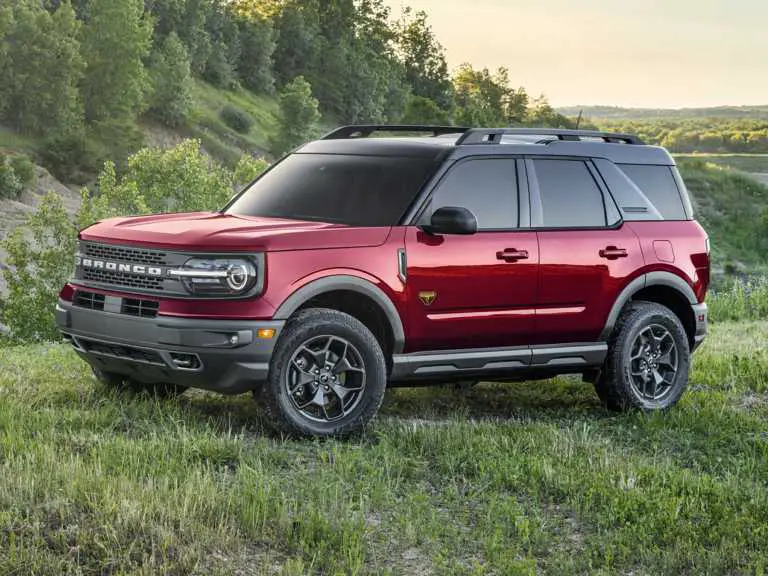 Ford Bronco 2021 rojo desde el lado del conductor delantero