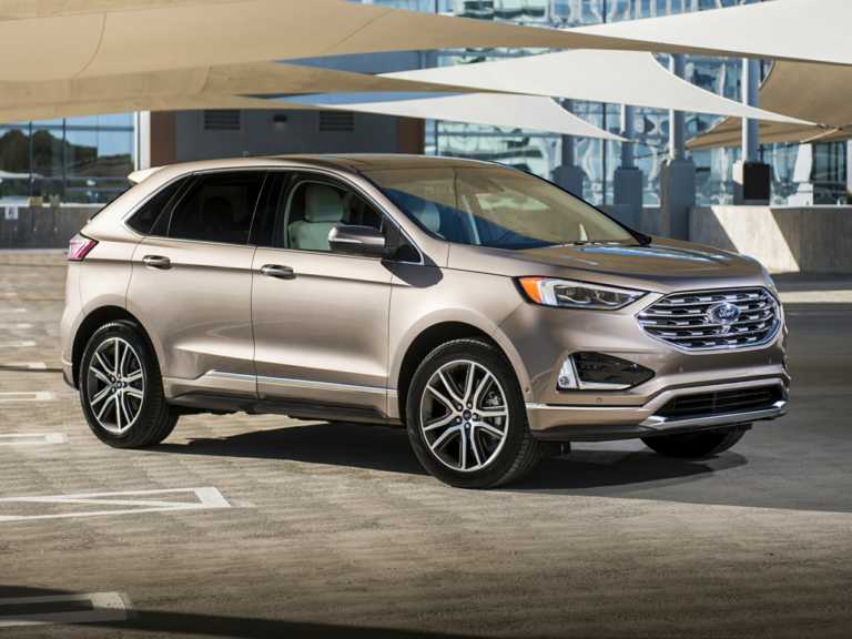 Ford Edge 2020 dorado desde el lado del pasajero delantero