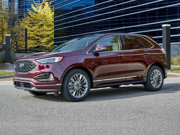 Ford Edge 2021 rojo desde el lado del conductor delantero