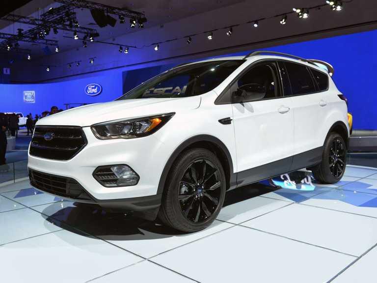 Ford Escape 2017 blanco desde el lado del conductor delantero