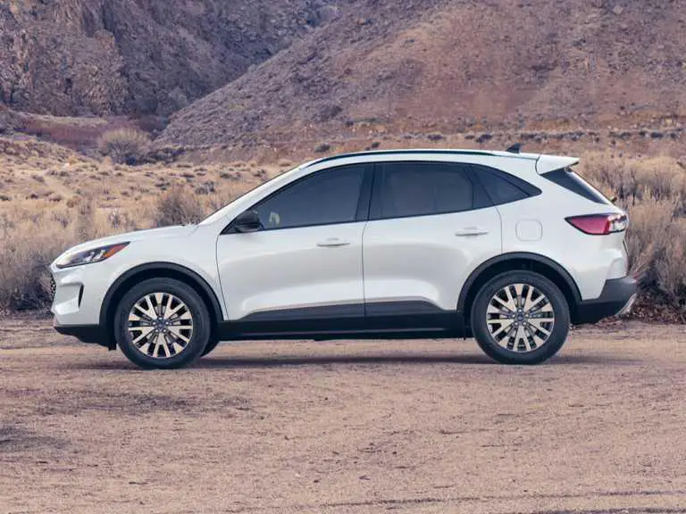 Ford Escape 2021 blanco desde el lado del conductor