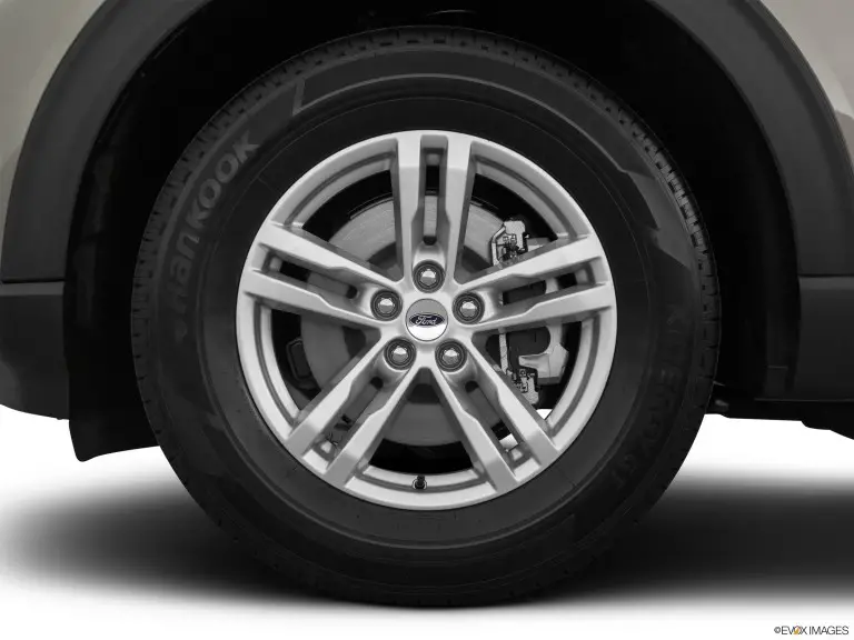 Primer plano de la Ford Explorer Tire 2020