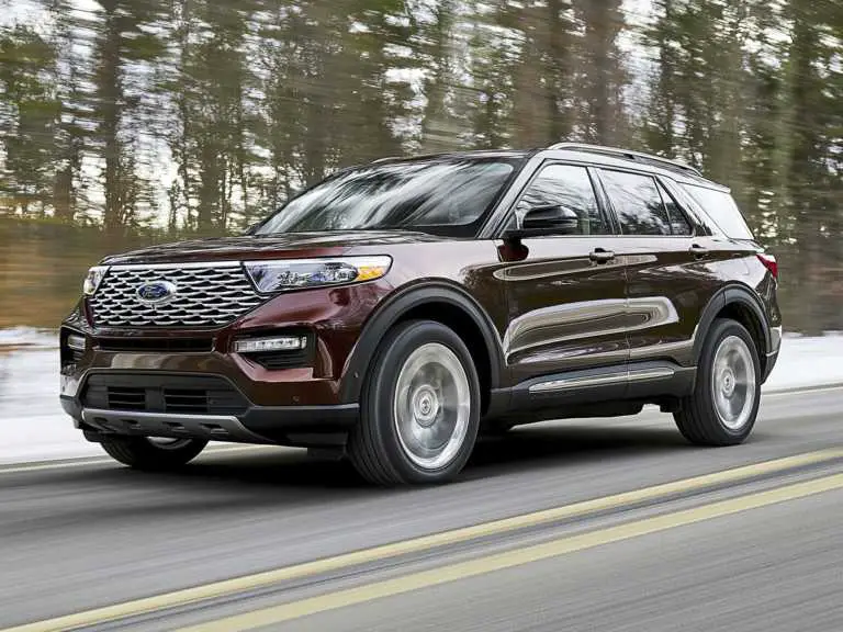 Ford Explorer 2020 marrón en movimiento